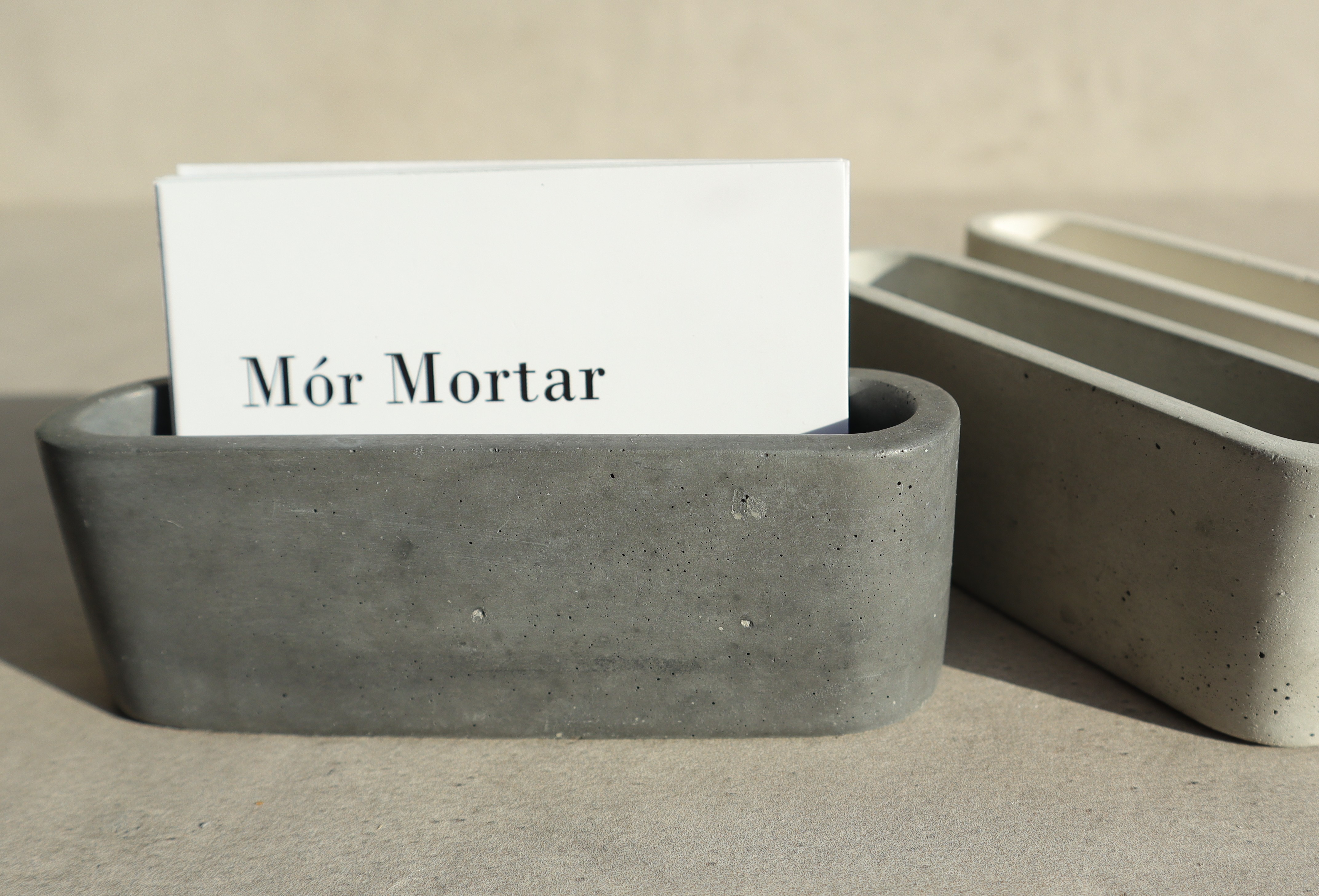 Pure simplicity, with plenty of room to store cards – 2cm.

Perfectly fits standard business cards (card size in the image is 8.5×5.5cm)

Size: height 4cm, length 11cm, width 3cm, weight – 200g