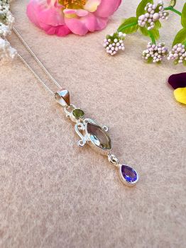 Genuine Multi Gemstones bezel set Sterling Silver Necklace
Metal: Sterling Silver
Gem: Peridot, Green Amethyst, Amethyst
Pendant Size: 47mm x 15mm