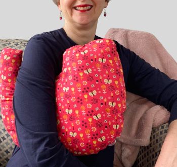 My breast cancer surgery support pillows are ideal for use directly after surgery, or in the following weeks while healing takes place. This support pillow is shaped to fit comfortably under the affected arm, and is filled with high quality polyester filling to a fairly firm finish, perfect to provide adequate support and comfort. This pillow reaches mid chest in width, so it will easily cover the surgery area, and provide support&nbsp; and padding.
It measures 43cm wide X 37cm long and 10 cm in depth. This salmon pink, butterflies and flowered fabric is soft and breathable. All pillows come with a handmade with love by Rodgersonhandcraft, and are fully reversible. &nbsp;