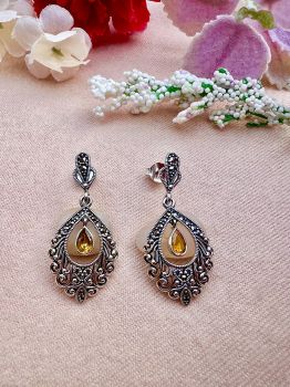 Vintage style Marcasite Silver Earrings decorated with brilliant cut sparkling Citrine
Metal: Sterling Silver
Gem: Citrine
Earring size: 39mm x 17mm
Birthstone: November