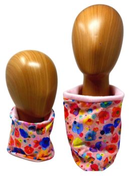 Stay snuggy in these&nbsp; cosy child and toddler&nbsp; winter snoods &ndash; reversible, 100% sustainable Cotton Jersey outer and polar fleece inside.
Lovely water colour baby pink flowers design with a&nbsp; pink polar fleece lining.&nbsp; &nbsp;Mom Size also available
Toddler&nbsp; &nbsp; &nbsp; &nbsp; &nbsp;up to 3-4 yrs&nbsp; &nbsp; &nbsp; &nbsp; &nbsp; &nbsp; &nbsp;24cm w by 18cmChild Size&nbsp; &nbsp; &nbsp; &nbsp; &nbsp; &nbsp; 4-12 approx&nbsp; &nbsp; &nbsp; 28cm by 19
&nbsp;