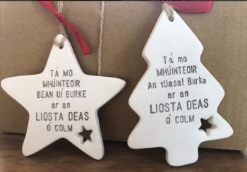 Personalised Mhuinteoir decorations . These are made with air drying clay and are approximately 8cm, they come on jute string with a piece of red tartan ribbon. They are made to order so please allow up to 2 weeks processing. These are not suitable for outdoor use and should be kept away from water and extreme temperatures.
2 styles to choose from a Tree and a star .