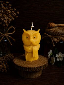 Introducing our Scarf Owl Beeswax Candle &ndash; a delightful and whimsical creation that combines artistry with functionality. Measuring 90mm in length, 55mm in width, and weighing 149g, this candle captures the charm of an owl adorned with a scarf.
Crafted from premium beeswax, this candle promises a clean burn and radiates a subtle honey fragrance. With an impressive 20-hour burn time, it not only adds a touch of whimsy to your space but also provides enduring warmth and ambiance.