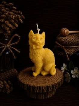 Introducing our Shorthair Cat Beeswax Candle &ndash; a sophisticated and lifelike addition to your decor. Measuring 150mm in length, 80mm in width, and weighing 236g, this candle captures the elegance of a shorthair cat.