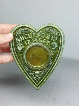 Create a mysterious and enchanting atmosphere with this heart tear-shaped tea light candle holder inspired by classic spirit communication board designs.&nbsp;
Featuring intricate symbolic details and a unique gothic aesthetic, this decorative piece is perfect for adding character to your home, altar space, meditation corner, or seasonal display.
Carefully handcrafted from resin, this candle holder is designed to hold a standard tea light candle while serving as a striking decorative accent.&nbsp;
🌟 Allow for some color difference