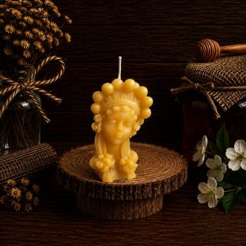Introducing our 3D Beijing Opera Diva Beeswax Candle, a captivating fusion of cultural inspiration and artistic craftsmanship. Sculpted with precision at 95mm in length, 50mm in width, and a weight of 61g, this handcrafted masterpiece embodies the grace and charm of a Beijing Opera Diva. Let the enchanting ambiance of this unique candle fill your space, with a generous 10-hour burn time. Illuminate your surroundings with the mesmerizing presence of our Opera Diva Beeswax Candle&mdash;an exquisite addition to elevate your home decor.