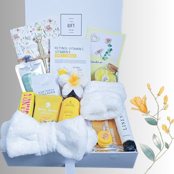 Treat someone you love (or yourself) to this amazing gift box, filled with goodies. It is a lovely present for moments of total relaxation.
The perfect pick-me-up!
&nbsp;
THE PERFECT GIFT FOR ANY OCCASION:
Surprise someone you love today!!! Whether you&rsquo;re saying&nbsp; Happy Birthday, Mother&rsquo;s Day, Anniversary or just to say&nbsp; Thanks for being you. This beautiful spa set will be a great gift to give your loved ones for any occasion or just because!