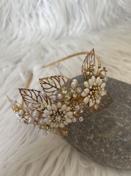 Hand wired with side hair band🤍