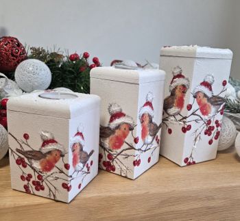 Beautiful tealight Holders - set of three, Robin Design
Size: 160/70mm - 130/70mm - 90/70mm
Lid can be removed and can be use for storage or organise small things
Material MDF
HandPainted and handdecorated with decoupage technics