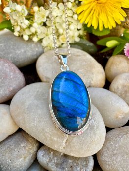 Labradorite Gemstone is used as a protection and strength stone. In many cultures, the use of this stone is believed to endow the owner with mystical powers and spiritual glory.&nbsp;