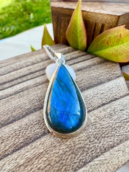 Labradorite Gemstone is used as a protection and strength stone. In many cultures, the use of this stone is believed to endow the owner with mystical powers and spiritual glory.&nbsp;