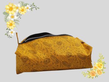 This men's toiletry fabric bag has black dandelion puffs and flowers outline on mustard yellow print fabric. This is a squared, medium sized pouch, lined with coordinating black fabric, black metal zip and hand shaped handmade tag.&nbsp;
This bag will fit the standard hair electric clippers razor. The bag measures 19cm long X 7cm X 10cm wide. It's will&nbsp; hold both clippers and associated blade covers.&nbsp;