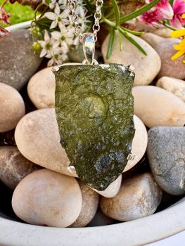All our Moldavite are 100% natural earth mined from Czech Chlum, use phone zoom in or magnification gas bubbles can be seen
Genuine moldavite contains tiny, irregular, and often elongated or swirled gas bubbles under magnification