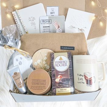 Treat someone you love (or yourself) to this amazing gift box, filled with goodies. It is a lovely present for moments of total relaxation.
The perfect pick-me-up!
THE PERFECT GIFT FOR ANY OCCASION:
Surprise someone you love today!!! Whether you’re saying Happy Birthday, Mother’s Day, Anniversary or just to say Thanks for being you. This beautiful spa set will be a great gift to give your loved ones for any occasion or just because!
