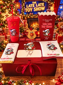 Personalised Toy Show Original Owl Gift Box
Personalised Gift Box (31x12x25cm)
Personalised Popcorn Tub (21cm tall)
100g large Galaxy Bar
large Treat Packet (contains 1pk hoola hoops)
24oz cold cup
Personalised Rudolph decoration with Lindor
all personalised with matching owl and a name of choice.