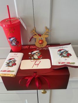 Personalised Toy Show Gift Box
Personalised Gift Box (31x12x25cm)
100g large Galaxy Bar
large Treat Packet (contains 1pk hoola hoops)
16oz cold cup
Personalised Rudolph decoration with Lindor
all personalised with matching owl and a name of choice.