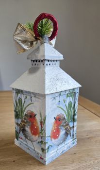 
Beautiful Christmas Lantern Robin
&nbsp;
Hand paint and decorate with decoupage techniques&nbsp;
&nbsp;
3D snow effect


&nbsp;
Lantern size: 25.5cm x 10 cm
&nbsp;
&nbsp;

&nbsp;
&nbsp;
