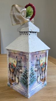 
Beautiful Christmas Lantern Donkey
&nbsp;
Hand paint and decorate with decoupage techniques&nbsp;
&nbsp;
3D snow effect


&nbsp;
Lantern size: 25.5cm x 10 cm
&nbsp;
&nbsp;

&nbsp;
&nbsp;