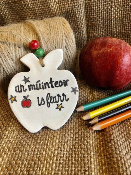 &nbsp; My Bestseller teacher gifts are handcrafted&nbsp; with air dry clay and&nbsp; these little apples are bound to bring a smile to your teachers face. A lovely handmade keepsake that the teacher can display anywhere. It measures 3 inches without the string. It comes with string and random coloured beads. Each piece is hand painted and sanded and made with love. I can add the Childs name at the bottom in small font if thats an option you&rsquo;d like. See my other teacher gift options if this is not exactly what you had in mind.