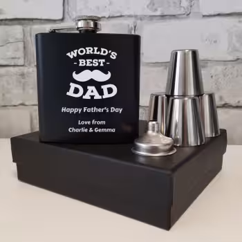 Treat your dad to a fun little gift this Fathers Day with one of our personalised hip flasks for dad. Our fathers day hip flasks feature a ‘World’s Best Dad’ graphic and we will also engrave a your very own custom text / name / message underneath too to make this truly a unique gift just for your dad.
Personalised Fathers Day Hip Flask
Our personalised ‘World’s Best Dad’ edition hip flask gift sets are available in 4 different colour satin lined gift boxes; Black Satin, Red Satin, Green Satin or Yellow Satin lined presentation gift box.
Select your choice of box colour from the dropdown menu below and then use the two boxes provided to enter: Box 1 – a main title, name or text e.g Happy Fathers Day etc. Box 2 – a custom thoughtful message just for your dad.