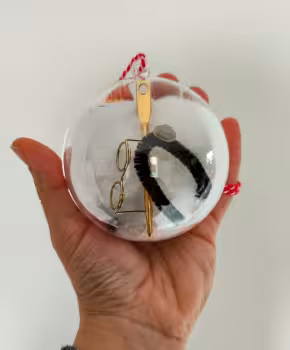 Pattern Bee with glasses in a ball, everything you need to make a bee with glasses in this Christmas ball!
Great Christmas gift for your Mammy, Granny, daughter, Nanny, friends or yourself.